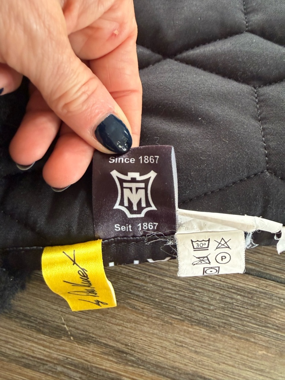 Mattes Black Quilted Saddle Pad with Genuine Sheepskin Trim - Picture 6 of 6